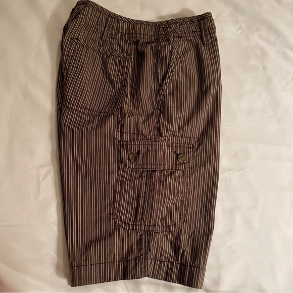 Liz Claiborne Womens Brown Pinstripe Bermuda Cargo Shorts Size 8 Slone - Picture 4 of 9
